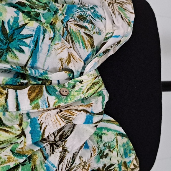 ROSE AND OLIVE tropical print short sleeve shirt with knot at waist, Size L - Picture 5 of 9